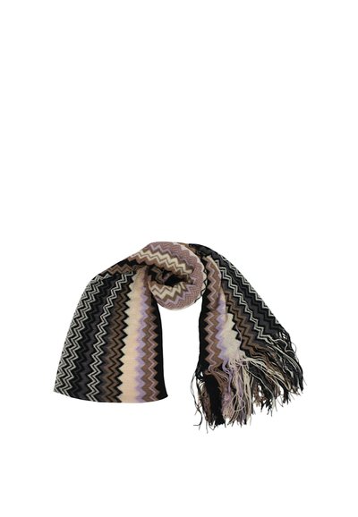 Sciarpa tessuta con motivi a zigzag in nero, crema e sfumature di viola, con estremità frangiate per texture e dettaglio.