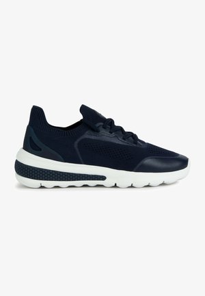 Marineblaue Strick-Sneaker mit strukturierten Überzügen, weißer Zwischensohle und einem gemusterten schwarzen Gummisohle. Mit Schnürverschluss und Mesh-Belüftung.