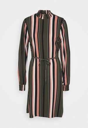Langärmliges Kleid mit vertikalen Streifen in Olivgrün, Pink, Schwarz und Weiß, hohem Rüschenkragen, elastischen Bündchen und Taillengürtel zum Binden.