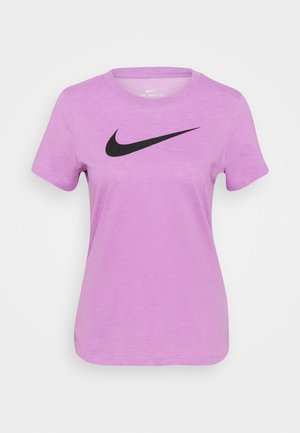 T-shirt femme lilas à manches courtes avec logo Nike Swoosh noir centré sur la poitrine, col rond et coupe régulière.
