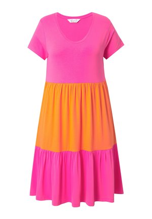 Kortærmet kjole med en lyserød top og en flagrende orange og lyserød lagdelt nederdel. Lavet af blødt stof med en rund halsudskæring.