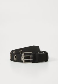 Zwarte leren riem met een zilveren metalen gesp, voorzien van meerdere rechthoekige uitsparingen langs de band, en een gladde textuurafwerking.
