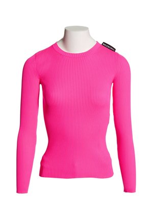Jasnoróżowy prążkowany sweter z długim rękawem, okrągłym dekoltem i małą czarną metką na ramieniu z napisem Balenciaga.