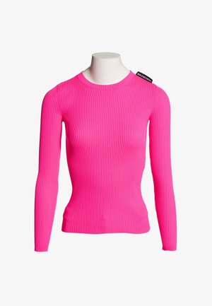 Pull à manches longues côtelé rose vif avec encolure ronde et petite étiquette noire sur l’épaule indiquant Balenciaga.
