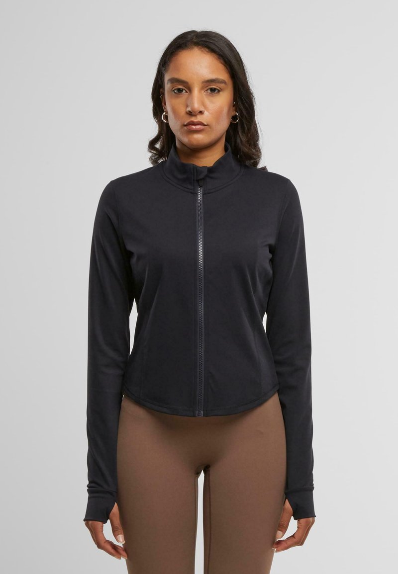 Schwarze Zip-Jacke mit hohem Kragen, langen Ärmeln und Daumenlöchern, gefertigt aus glattem, dehnbarem Material.