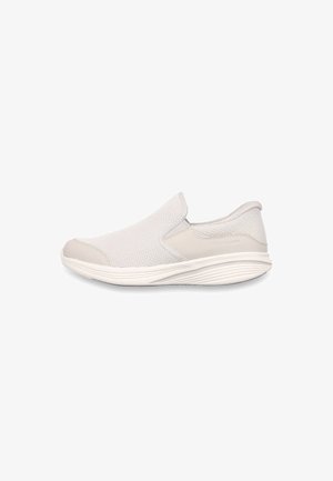 Zapato casual slip-on gris claro con parte superior de malla, suela acolchada y paneles laterales elásticos para facilitar el calzado, mostrado sobre un fondo blanco.