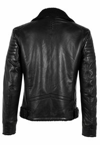 Giacca in pelle nera con colletto in shearling, dettagli a coste sulle spalle e cuciture orizzontali sulle maniche, progettata con una vestibilità slim.