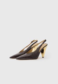 Décolleté slingback in pelle con stampa coccodrillo marrone, punta affusolata e tacco triangolare in tonalità oro, dotate di un cinturino regolabile alla caviglia.