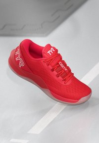 Rote leichte Sneaker mit Mesh-Obermaterial, flachen Schnürsenkeln und Gummisohle. Auffälliges "TYR"-Logo an der Seite und gepolsterte Innensohle.