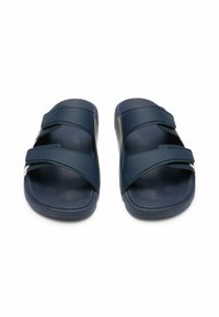 Marinblå sandaler med två justerbara remmar, texturerad fotbädd, slät yta och vadderad sula för komfort och stöd.