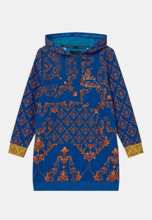 Niebieska sukienka z kapturem typu sweatshirt z pomarańczowymi barokowymi wzorami kwiatowymi, przednia kieszeń z motywem diamentu i kontrastowymi żółtymi mankietami.