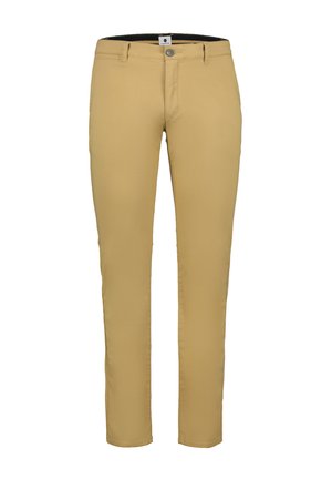 Pantalones beige de corte ajustado con trabillas para cinturón, cierre frontal con botón y bolsillos laterales inclinados, exhibidos sobre un fondo blanco.