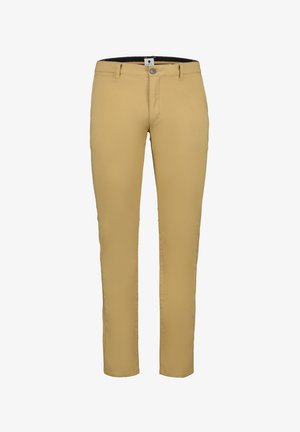 Beige, slanke bukser med bæltestropper, knaplukning foran og skrå sidelommer, vist på en hvid baggrund.