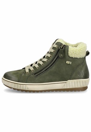 Baskets montantes en cuir vert avec doublure en fausse fourrure crème, fermeture éclair latérale, lacets beiges et semelle en caoutchouc striée.