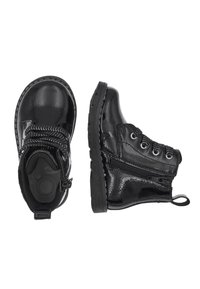 Botas de tobillo de charol negro con acabado texturizado, cordones en la parte frontal y cremallera lateral. Suela de goma gruesa con tirador trasero para facilitar el uso.