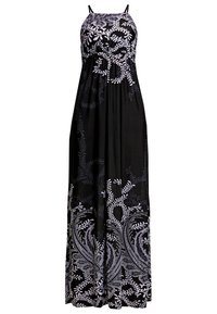 Robe longue noire à fines bretelles, ornée de motifs blancs de feuilles et de volutes sur le corsage et l'ourlet, tissu doux et silhouette fluide.