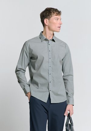 Overhemden met een geruit patroon in verzacht groen, met een kraag, lange mouwen en een slim fit. Katoenen stof met een gladde textuur.