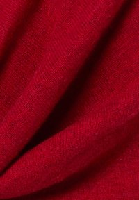 Roter Stoff mit einer weichen, strukturierten Oberfläche, die einen leicht zerknitterten und drapierten Eindruck vermittelt. Keine erkennbaren Muster oder Hardware sichtbar.