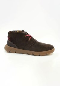 Stivaletti in suede marrone con lacci bordeaux, suole in gomma e fodera in tessuto stampato. Presentano un design curvo e un accentuato tacco in contrasto.