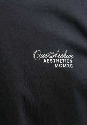 Maglietta nera in cotone con testo ricamato bianco "Our Archive Aesthetics MCMXC", dalla texture liscia e design aderente.