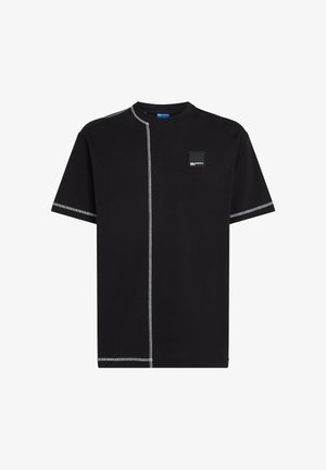 Melnas kokvilnas T-krekls ar īsām piedurknēm, ar kontrastējošu baltu šuvumu un kvadrātveida logo uz krūškurvja. Ikdienišķa, regulāra piegriezuma.