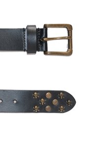 Ceinture en cuir noir avec une boucle en bronze, ornée d'appliques de skull et os croisés sur la sangle. Texture lisse et design à bout arrondi.
