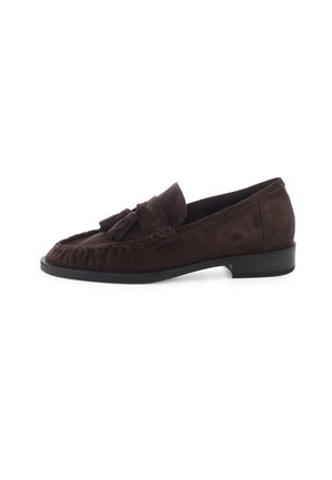 Dunkelbrauner Wildleder-Loafer mit Quasten, niedrigem schwarzem Absatz und Mokassinnaht entlang der Spitze und Seiten.