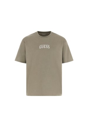Khaki színű pamut póló rövid ujjakkal, kerek nyakkal, és fehér "GUESS" logóval az elején. Sima textúra és klasszikus fazon.