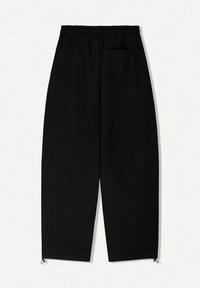 Černé kalhoty širokého střihu s elastickým pasem, mají zadní kapsu a zipy u kotníků pro nastavitelné přizpůsobení. Texturovaná látka.