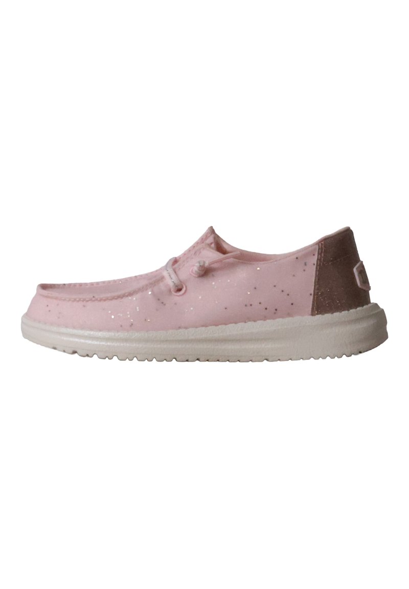 Chaussure décontractée à enfiler rose clair avec des accents pailletés, semelle blanche et patch de talon brun foncé, vue de côté.