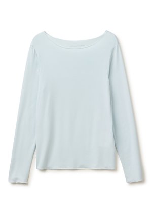 Jasnoniebieska koszula z długim rękawem i szerokim, okrągłym dekoltem, wyłożona płasko na białym tle.