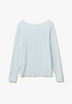 Camisa de manga larga azul claro con un cuello ancho y redondo, mostrada extendida sobre un fondo blanco.