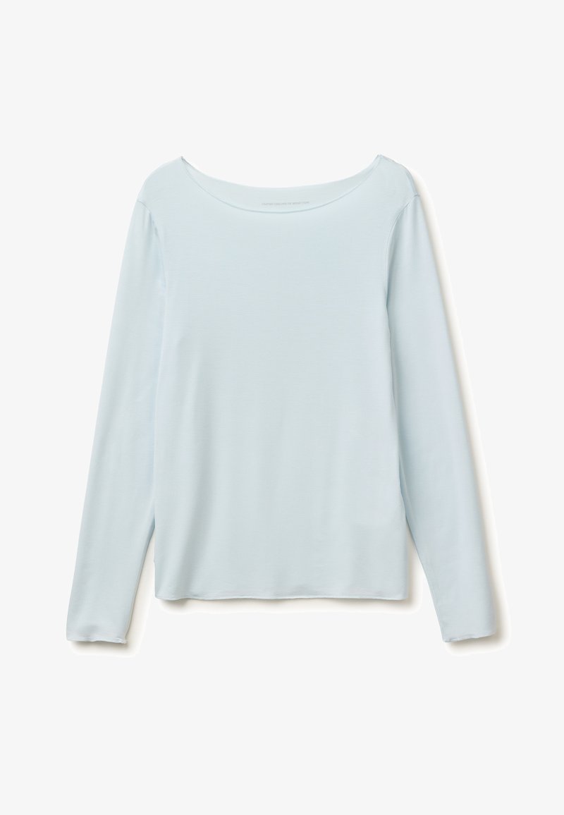 Jasnoniebieska koszula z długim rękawem i szerokim, okrągłym dekoltem, wyłożona płasko na białym tle.