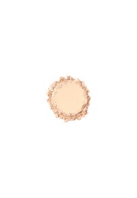 Poudre pressée ronde avec une surface lisse et beige clair, entourée de poudre libre douce dans une teinte légèrement plus foncée. Fond blanc propre.