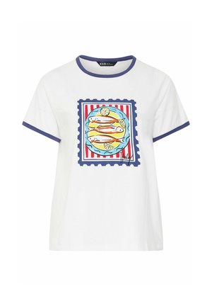 Weißes T-Shirt mit kurzen Ärmeln und marineblauem Besatz, mit einer Grafik von drei Fischen und Zitronenscheiben auf einem Teller mit rot-weißen Streifen.