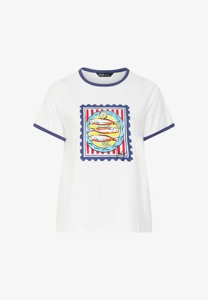 Hvid T-shirt med korte ærmer og marineblå kant, med en illustration af tre fisk og citronbåde på en tallerken med røde og hvide striber.
