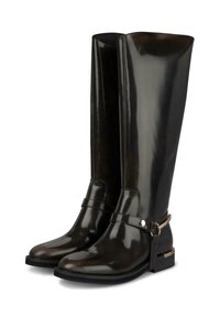 Czarne, błyszczące botki do kolan o gładkiej teksturze, z paskiem wokół kostki i niskim, blokowym obcasem. Metalowe akcenty wzbogacają design.