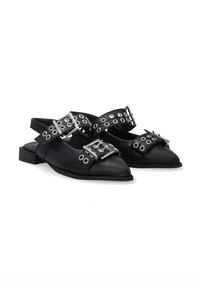 Czarne skórzane buty typu slingback z ostrymi noskami, z elementami srebrnymi i akcentami klamrowymi oraz detalami z przelotkami na paskach.