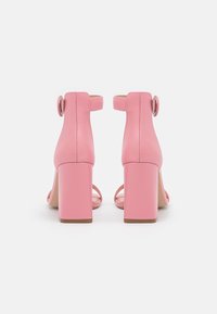 Steve Madden Sandály na vysokém podpatku - pink