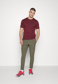Under Armour UNSTOPPABLE - Spodnji deli trenirk - marine od green