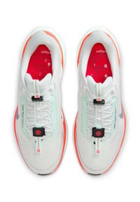 Witte sport schoenen met bovenwerk van mesh, mintgroene accenten, reflecterende details, zwart beslag en een felrode inlegzool; vetersluiting.