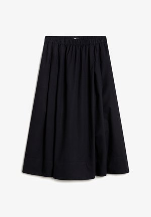 Sort, knælang nederdel lavet af glat stof med elastisk talje og plisseret design, med en enkel, udekoreret stil.