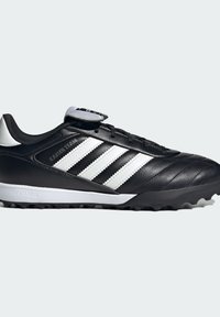 Scarpa da calcio Adidas Kaiser 11 Team in bianco e nero con tre strisce bianche e suola testurizzata per gioco su erba sintetica.