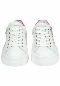 Baskets en cuir blanc avec des accents roses, présentant un design à lacets, des détails en métal argenté et une semelle texturée.