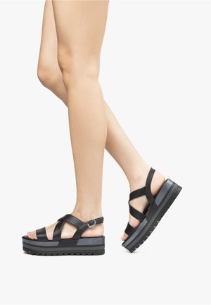 Sandały na platformie