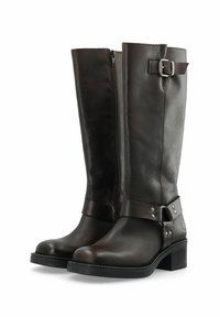 Rudos odinės batai iki kelių su šoniniu užtrauktuku, sagties akcentu ir masyviu kulnu, demonstruojantys lygų paviršių ir minimalų detalizavimą.