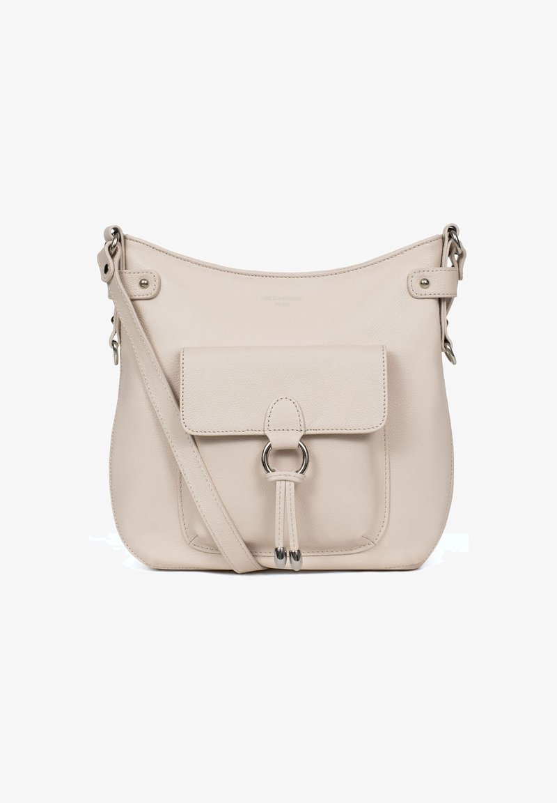 Borsa a spalla in pelle beige con forma curvata, tasca frontale con patta, hardware argentato e tracolla regolabile. Texture liscia, design minimal.