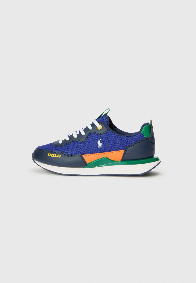 Baskets en maille navy avec des accents orange et vert, lacets blancs et logo Polo. Dotées d'une semelle rembourrée et d'une forme arrondie.