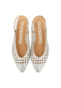 Chaussures slingback argentées à bout ouvert avec un design en mesh à motifs, bout pointu et semelle intérieure beige portant la marque "GIOSEPPO".