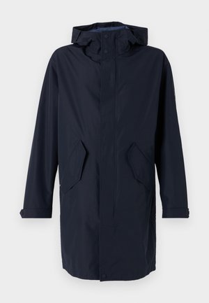 Granatowa wodoodporna kurtka z wysokim kołnierzem, regulowanym kapturem, dwoma przednimi kieszeniami i prostym krojem; gładki materiał o minimalnych detalach.